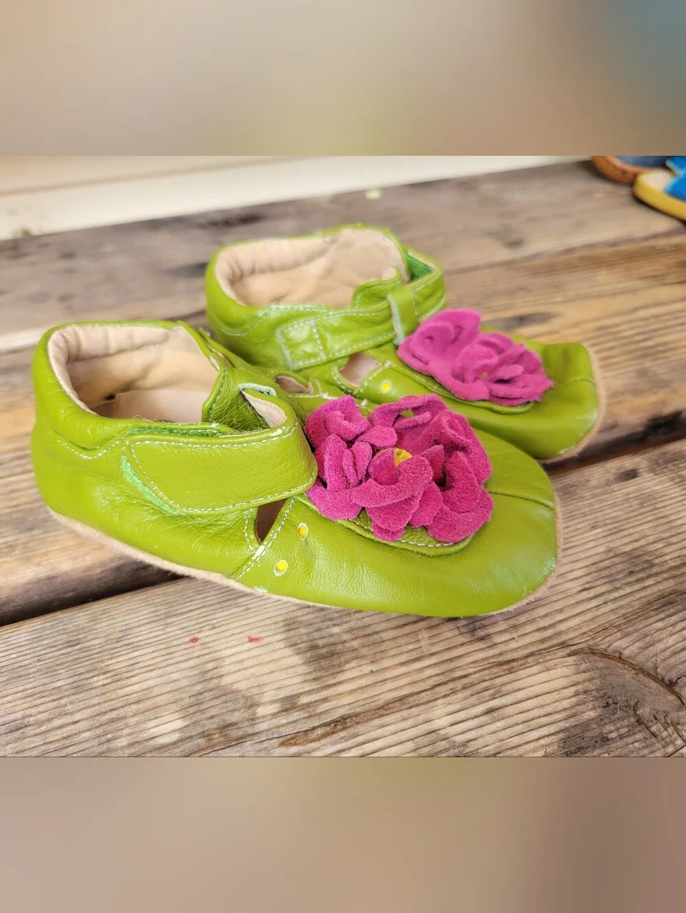 LIVIE & LUCA SZ 18-24M VGUC LIME GREEN  PINK FLOWER Velcro Leather Crib Shoes